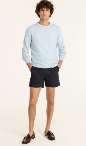 Man wearing 5 inch inseam short, men's spring fashion 2022.